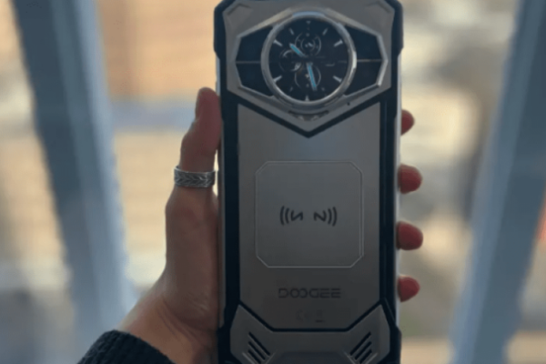 Android-смартфон с огромной батареей работает 20 дней — фото